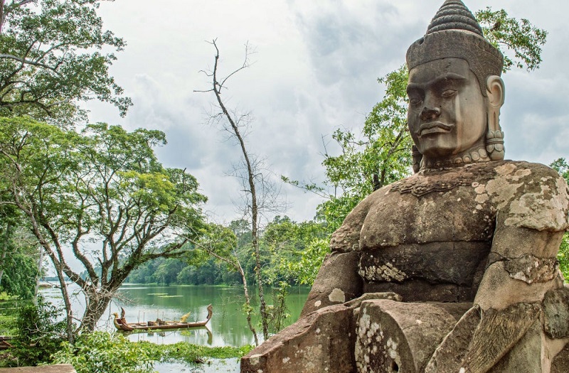 Angkor Thom, thủ đô cuối cùng của Đế chế Khmer có vô số đồ trang trí điêu khắc đang chiếm lĩnh các nhà khảo cổ học cho đến tận ngày nay.
