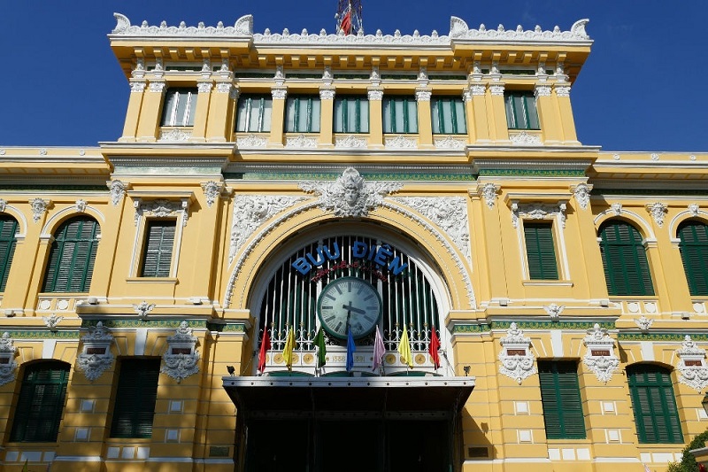Bưu điện cũ ở Thành phố Hồ Chí Minh là một tòa nhà thuộc địa đầy ấn tượng với các cửa hàng quà tặng nhỏ