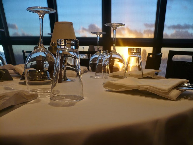 Một chiếc bàn đẹp mắt trong nhà hàng trên du thuyền