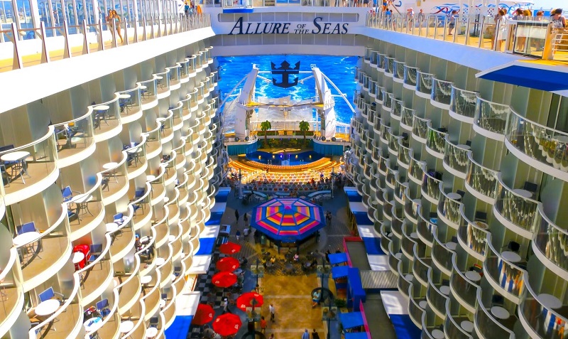 Tầng trên của du thuyền Allure Of The Seas