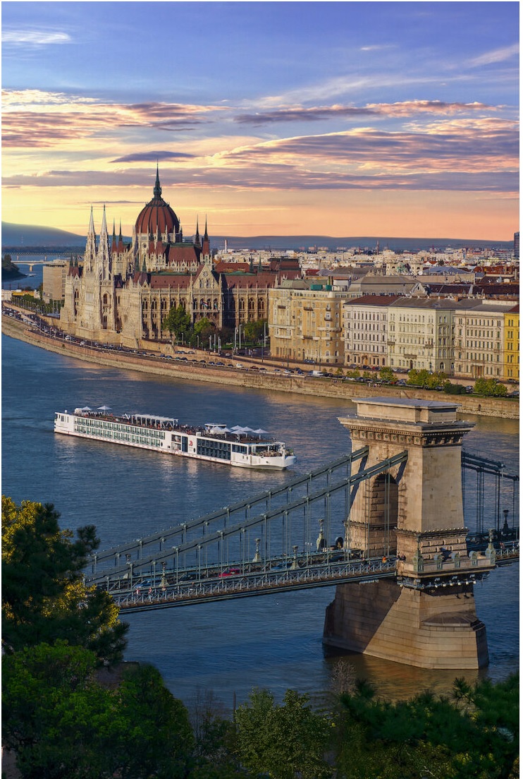 Viking Longship Odin gần thành phố Budapest trên sông Danube.