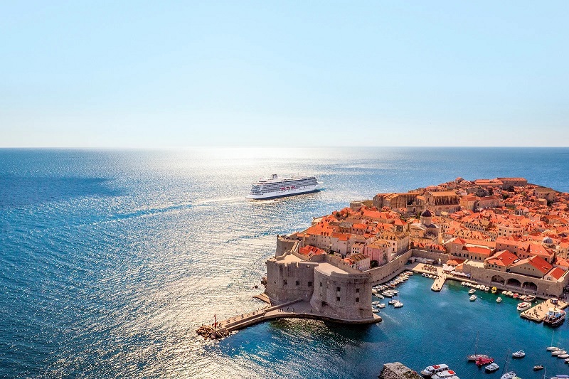 Nhìn từ trên không của Du thuyền Viking rời Dubrovnik, Croatia.
