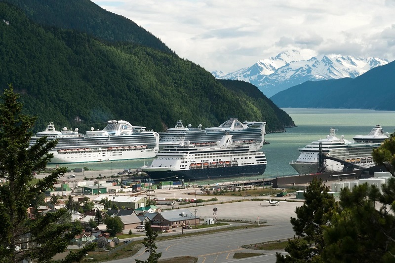 Một số du thuyền lớn cập cảng ở Skagway, Alaska