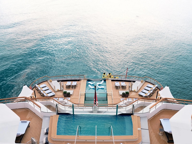 Con tàu đầu tiên của Bộ sưu tập Du thuyền Ritz-Carlton, chiếc Evrima có sức chứa 298 hành khách (ảnh), được hạ thủy vào cuối năm 2022, dẫn đầu cuộc thu hút các tên tuổi khu nghỉ dưỡng sang trọng tham gia vào thị trường du lịch cao cấp.
