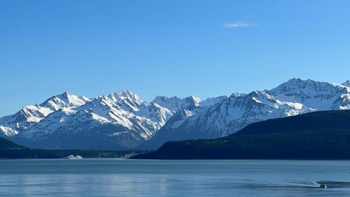 Tại sao rất nhiều du khách chọn tham quan Alaska bằng du thuyền