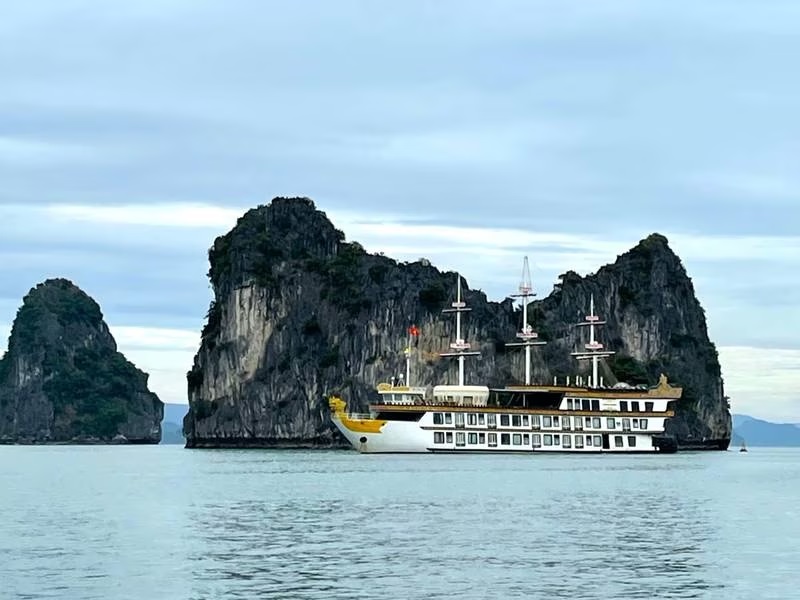 Tàu du lịch Dragon Legend của công ty Indochine Junk là một trong số ít tàu được phép hoạt động tại vịnh Bái Tử Long.