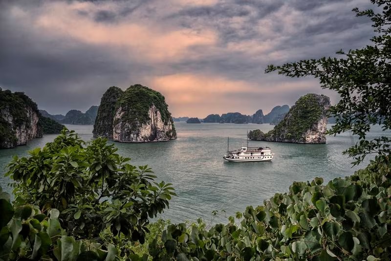 Vịnh Hạ Long ít khách du lịch hơn ở Việt Nam