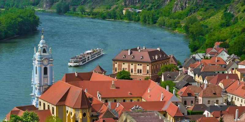 Một chiếc du thuyền dài của người Viking đi trên sông Danube