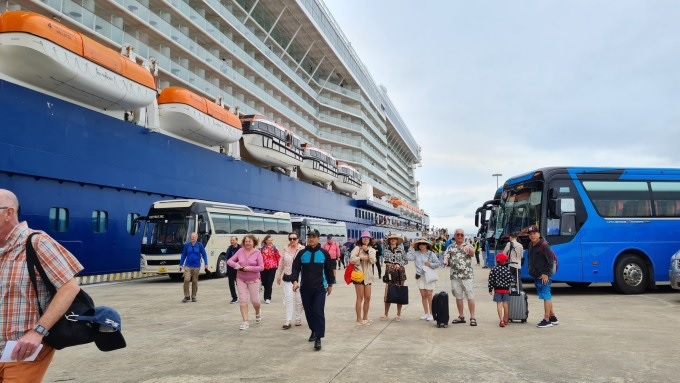 Siêu du thuyền với gần 2.700 khách quốc tế đến Hạ Long