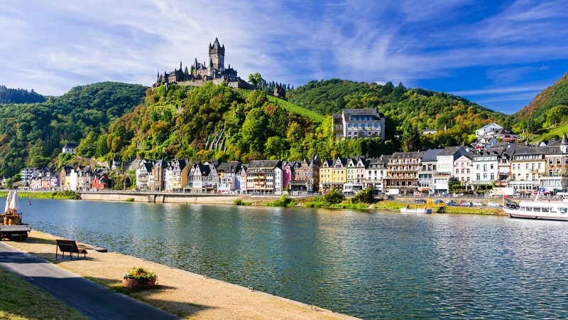 Sông Rhine là tuyến đường thủy nhộn nhịp nhất ở châu Âu