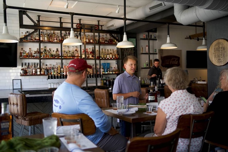 Việc dừng chân tại Hometown Roots Cafe ở Henderson để thưởng thức đồ ăn và rượu bourbon là một chuyến tham quan tùy chọn dành cho hành khách đi du lịch.