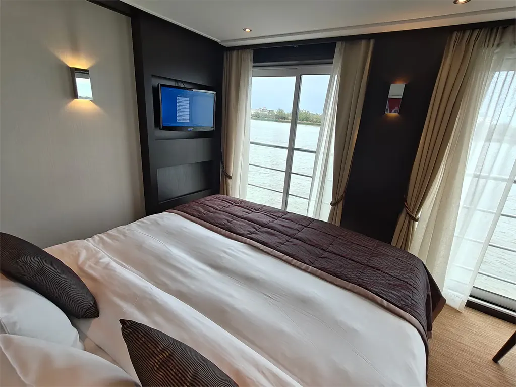 Các cabin được gắn nhãn là 'có tầm nhìn với một căn phòng' – được hỗ trợ bởi giường hướng ra cửa sổ từ sàn đến trần nhà
