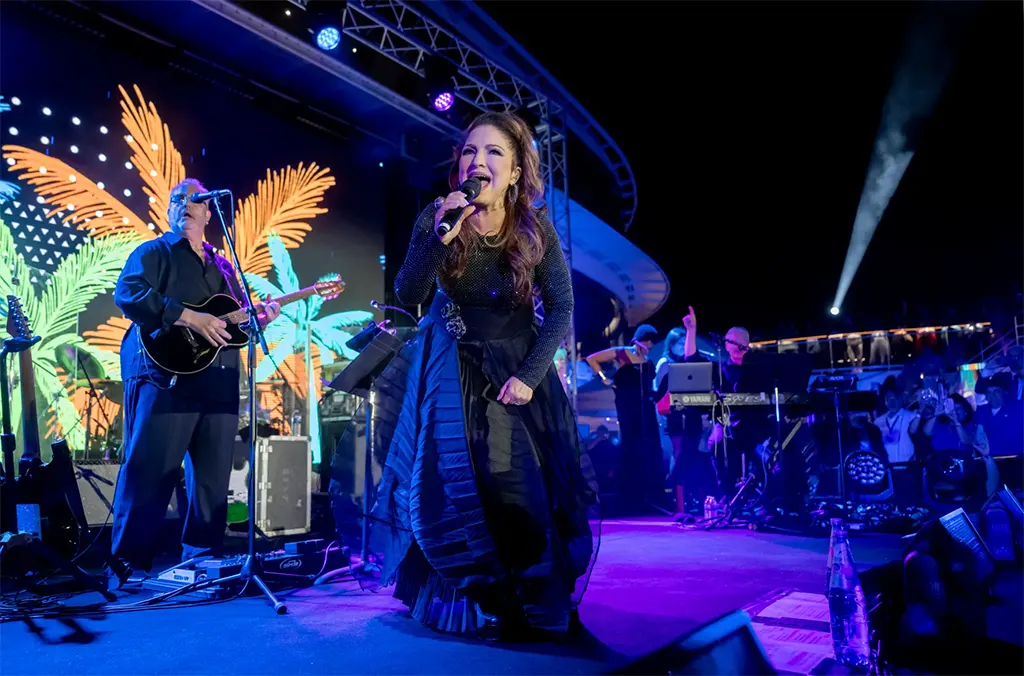 Gloria Estefan đã biểu diễn tại lễ hạ thủy con tàu