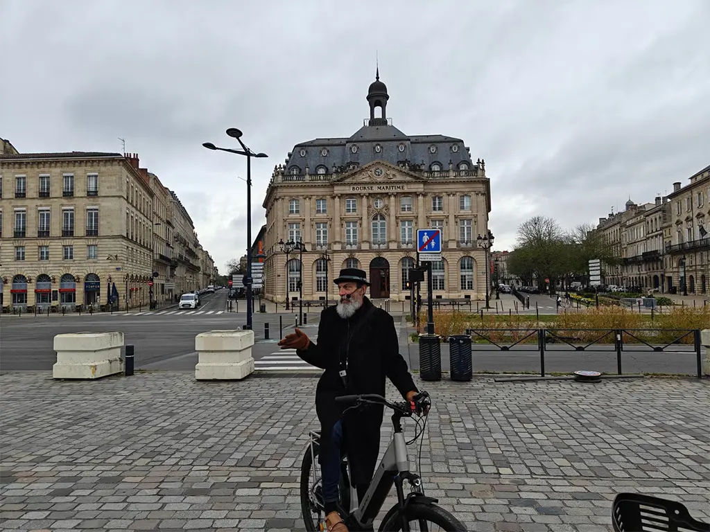 Hướng dẫn viên Bruno cung cấp chuyến tham quan bằng xe đạp điện đầy đam mê quanh Bordeaux trong chuyến du ngoạn Avalon Waterways (Marc Shoffman)