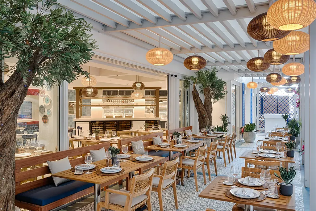 Nhà hàng Paxos theo chủ đề Hy Lạp phục vụ món souvlaki và mực ống