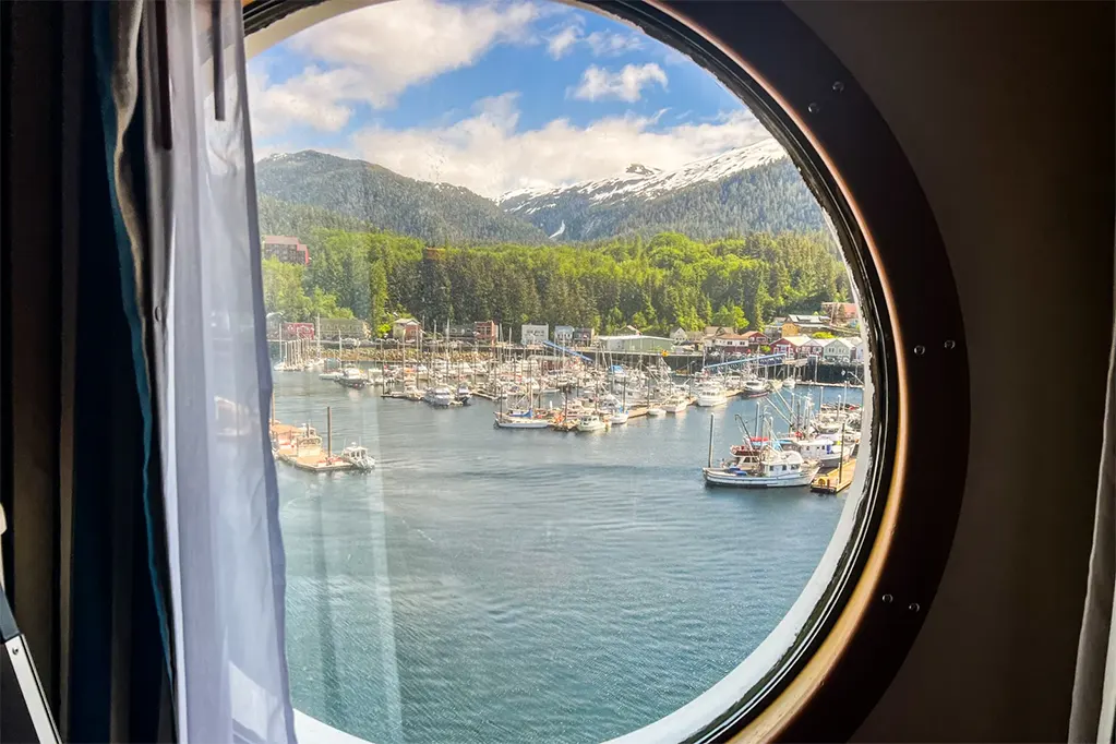 Cảnh quan từ cabin nhìn ra đại dương ở Alaska