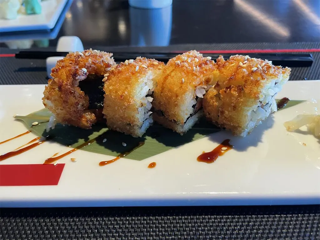 (Cuộn cá ngừ cay giòn từ Izumi Sushi trên Symphony of the Seas / tháng 2 năm 2023)