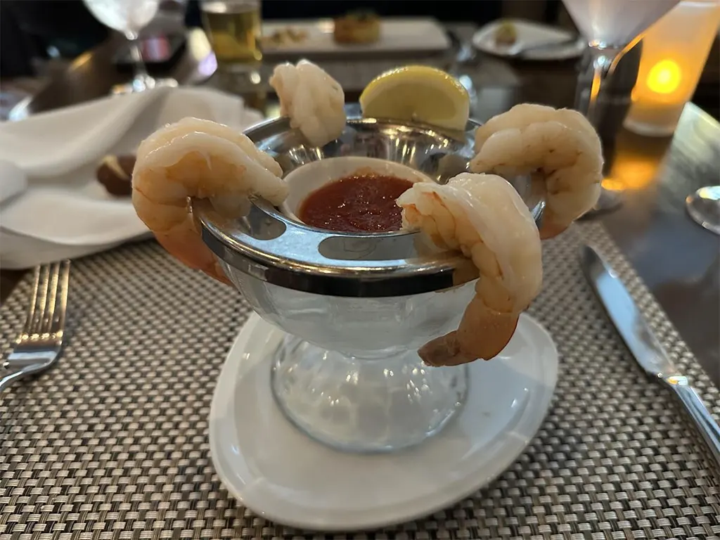 (Jumbo Shrimp Cocktail từ Chops Grille trên Quantum of the Seas / tháng 5 năm 2024)