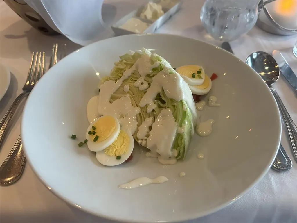 (Món salad Wedge từ phòng ăn Opus trên Celebrity Reflection / tháng 4 năm 2024)