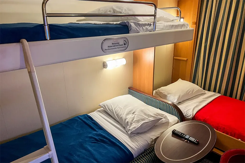 Nhiều giường đơn trên Disney Dream trong Phòng gia đình sang trọng có hiên nhà