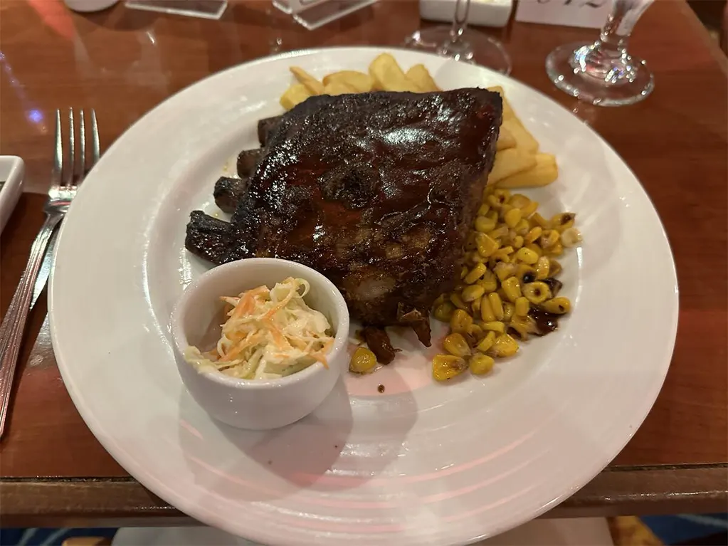 (Sườn heo nướng BBQ từ phòng ăn Monet tại Carnival Conquest / tháng 1 năm 2024)