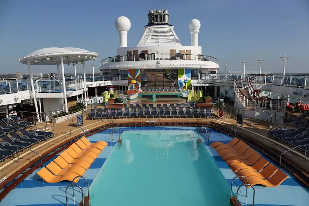 Bể bơi hoặc ngày nay phổ biến hơn là sàn hồ bơi trên du thuyền Anthem of the Seas của Royal Caribbean.