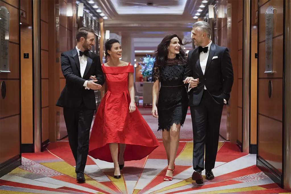 Hành khách ăn mặc đẹp cho buổi tối trang trọng trên tàu du lịch của Cunard.