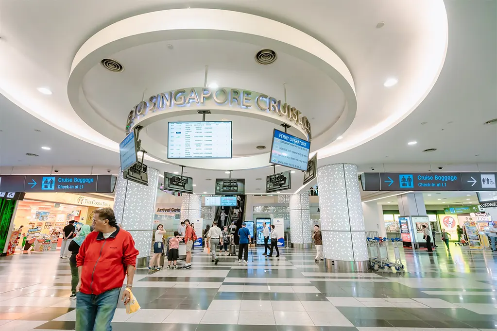 Ngoài ẩm thực phong phú, trải nghiệm giải trí như âm nhạc, khiêu vũ thì shopping miễn thuế… trên các tàu du thuyền hạng sang cũng thu hút khách du lịch - Ảnh: T.G.