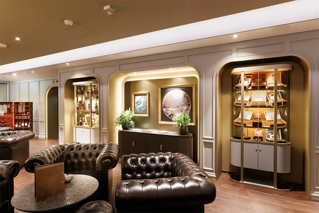 Phòng hút xì gà Connoisseur’s Corner trên tàu Silver Nova của Silversea.