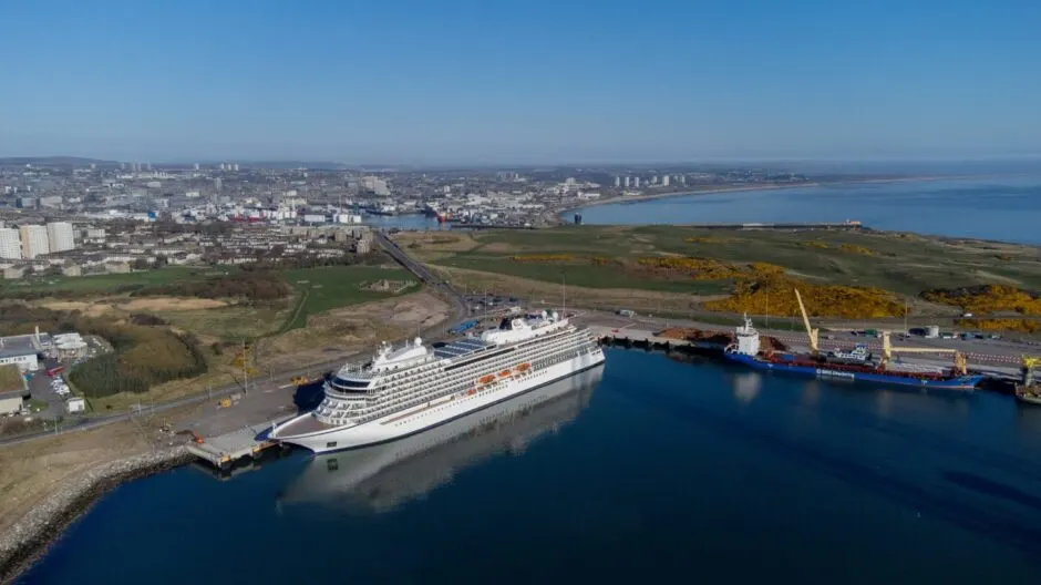 Viking Vela, tàu du lịch Aberdeen đầu tiên trong mùa này đã cập cảng Aberdeen South Harbour vào tháng 4.
