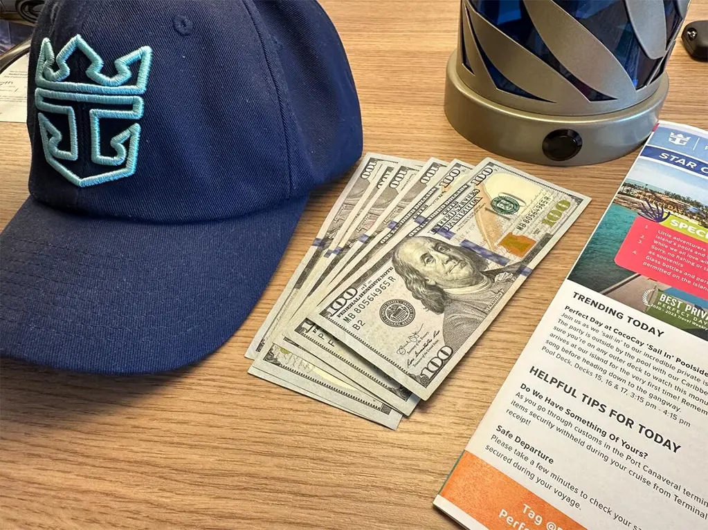 Tôi nên mang theo bao nhiêu tiền mặt khi đi tour du thuyền