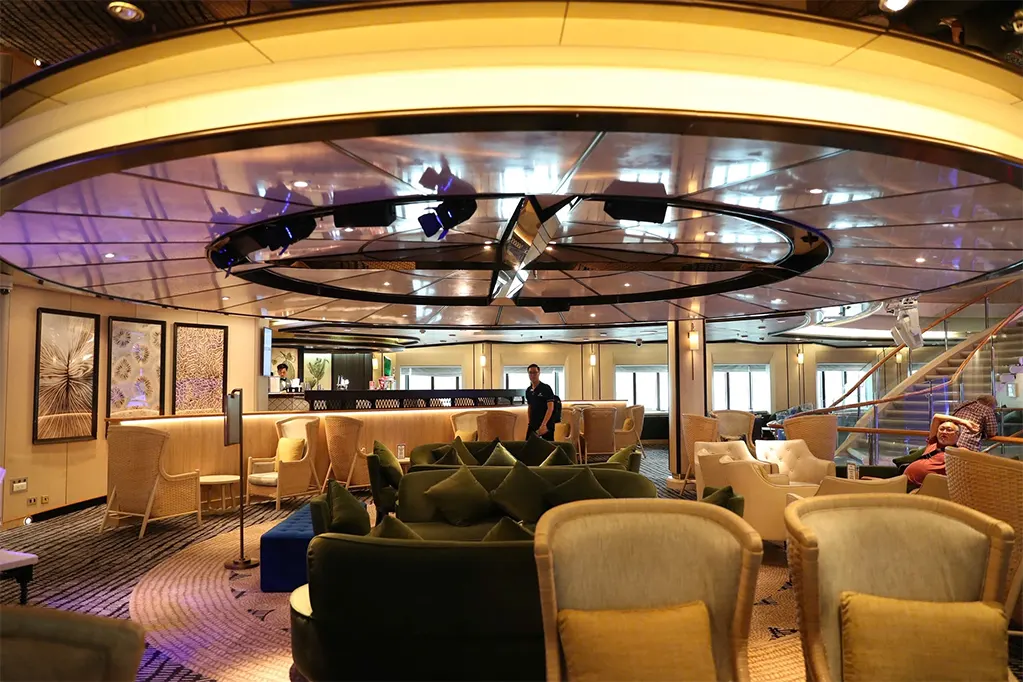 Các gói du lịch tàu biển cho mùa cao điểm thường được bán trước ít nhất từ 8 đến 12 tháng, nghĩa là những chuyến tàu đang đến trong mùa này đã được bán từ năm ngoái