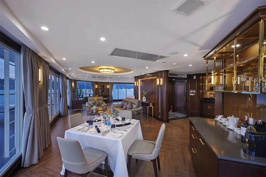 Gallery Suite rộng 140m² tích hợp phòng khách rộng, không gian ăn uống riêng tư