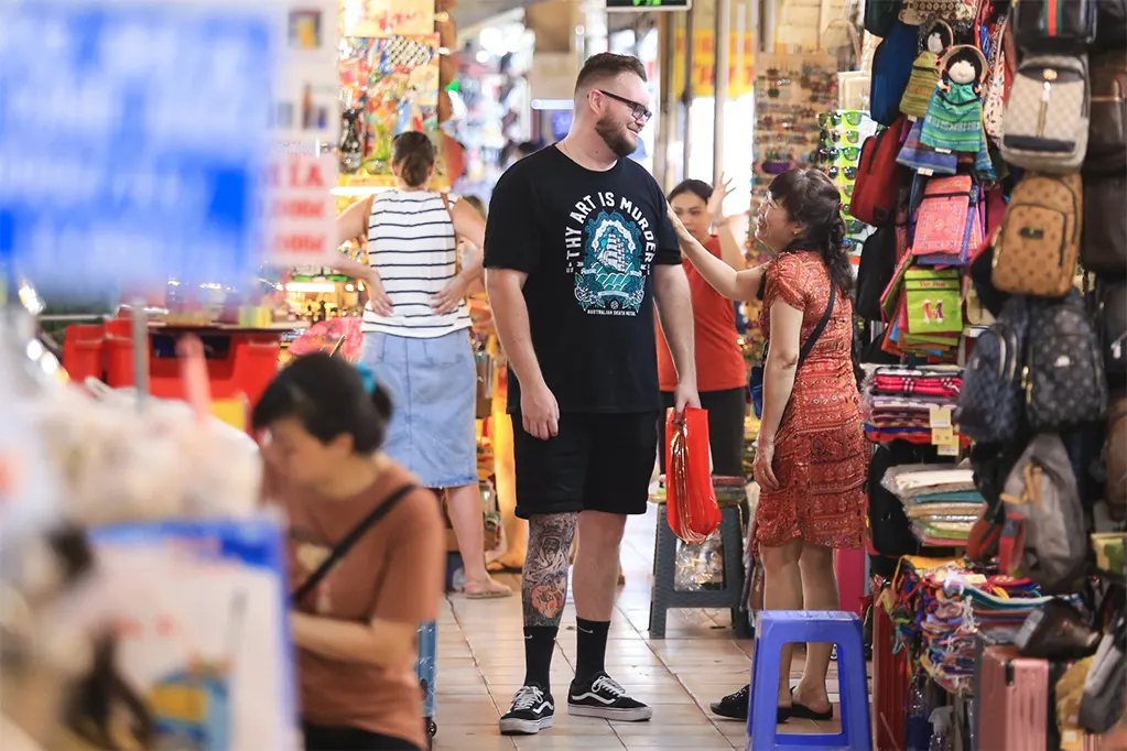 Khách quốc tế mua sắm ở chợ Bến Thành