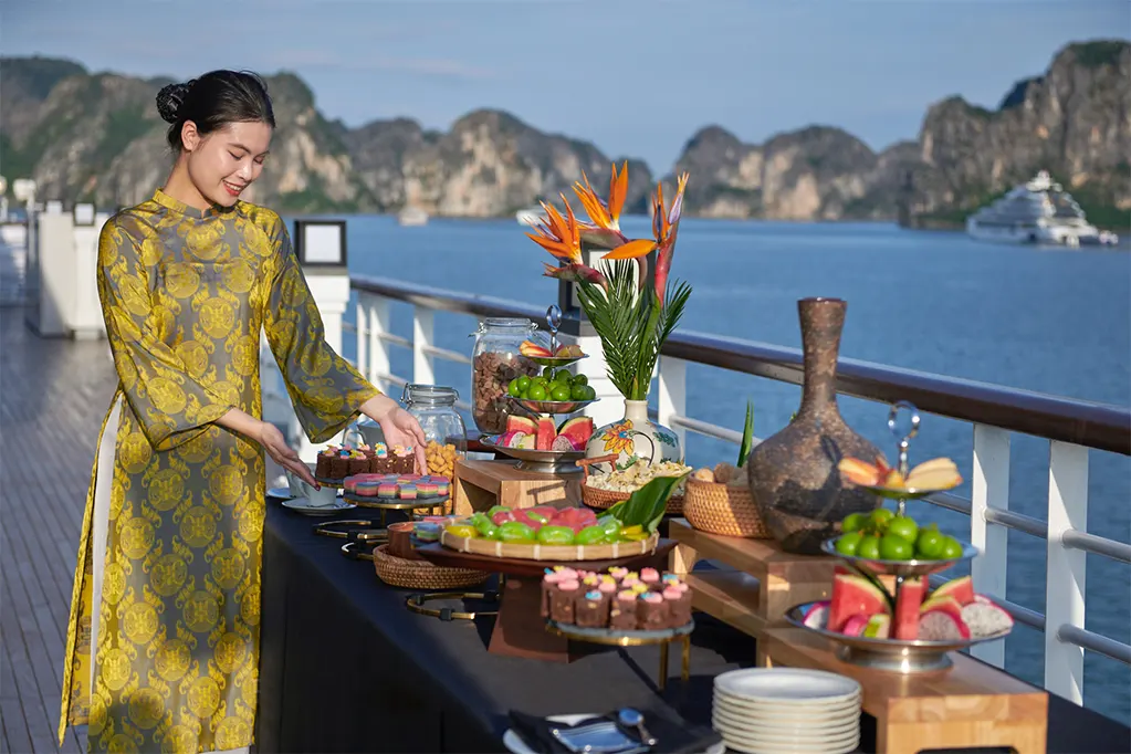 Nhiều hoạt động đa dạng trên du thuyền như học làm bánh gối, trà chiều