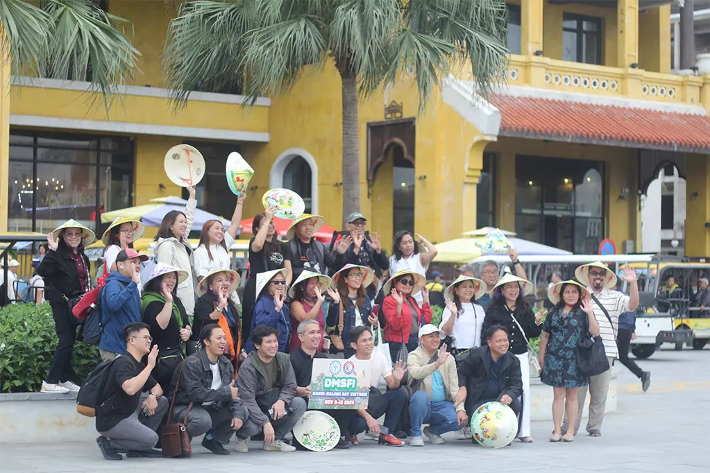 Khách du lịch hào hứng xuống tàu tham quan vịnh Hạ Long