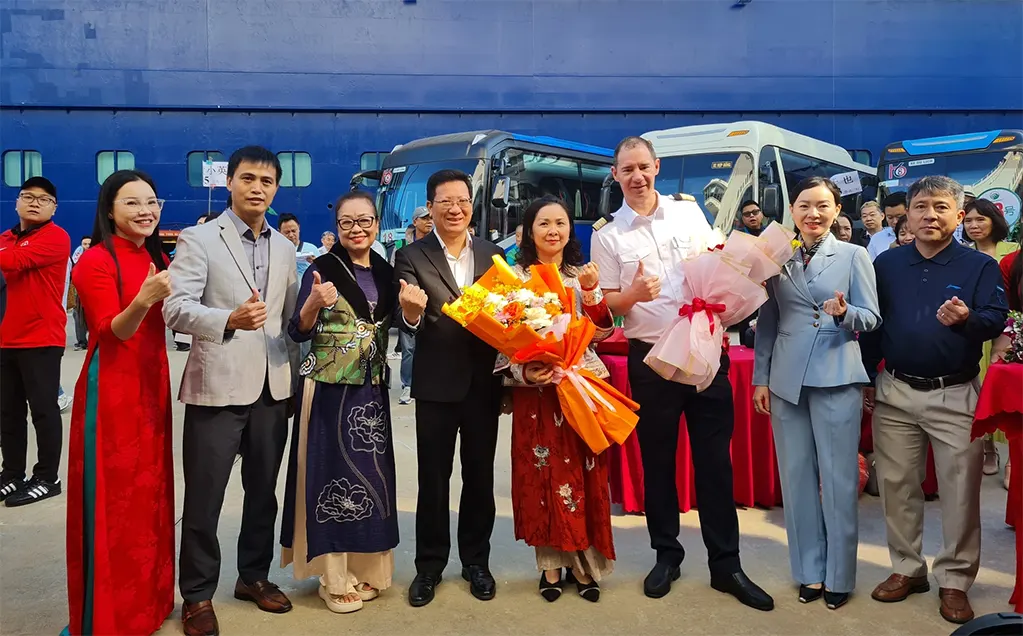 Lãnh đạo Sở VH-TT-DL tỉnh Quảng Ninh cùng đại diện các đơn vị cảng tàu, lữ hành chụp ảnh lưu niệm cùng thuyền trưởng tàu Blue Dream Melody