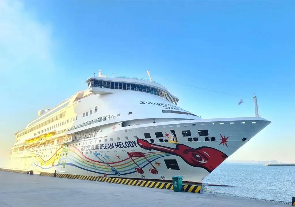 Tàu Blue Dream Melody (Trung Quốc) cập Cảng tàu khách quốc tế Hạ Long