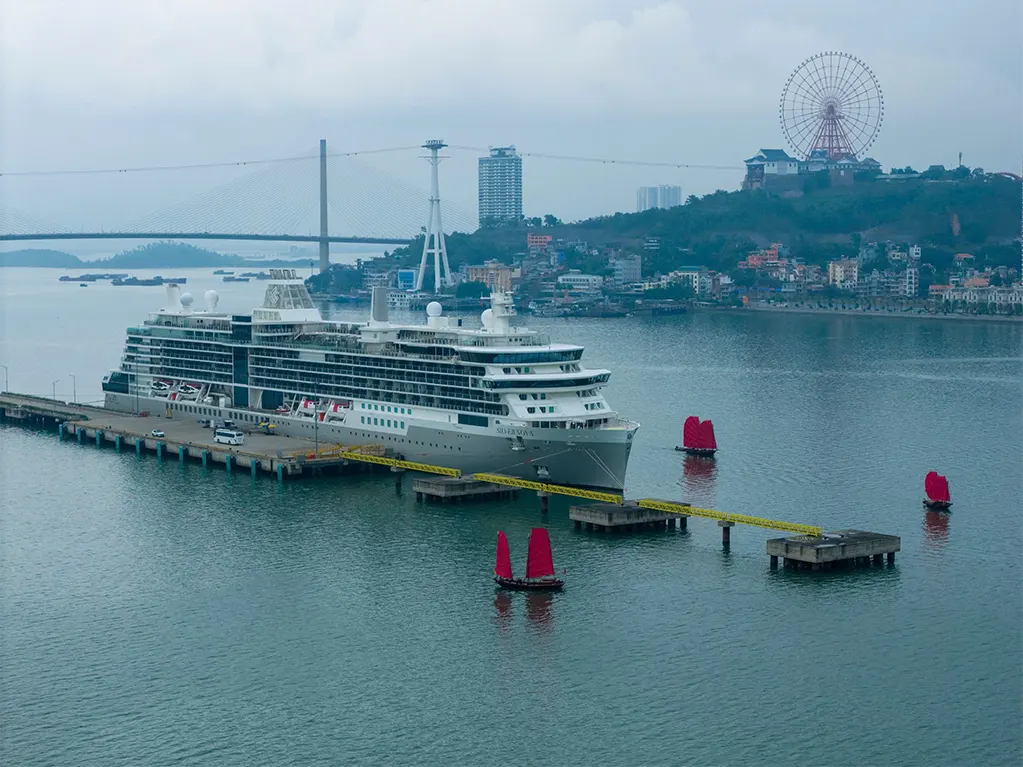 Không gian cảng tàu khách quốc tế Hạ Long trở nên lãng mạn với những cánh buồm đỏ thắm và không gian âm nhạc trữ tình