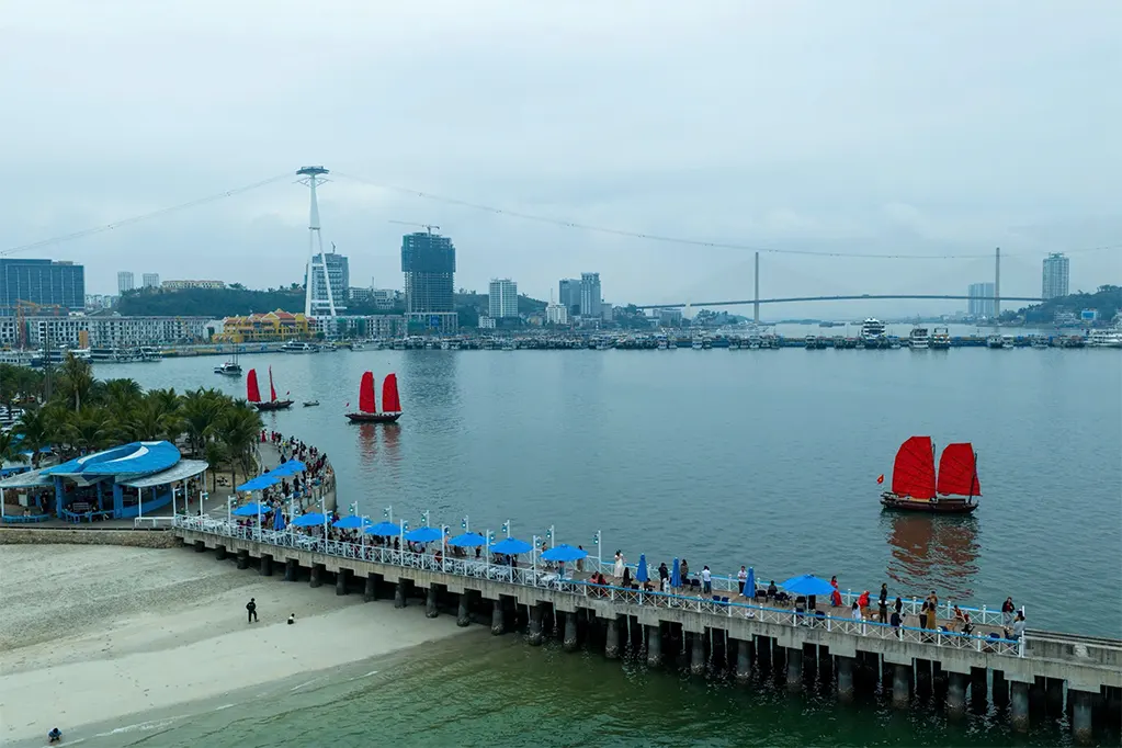 Thuyền buồm đỏ cập cảng tàu khách quốc tế Hạ Long sẽ là trải nghiệm mới mẻ cho du khách quốc tế