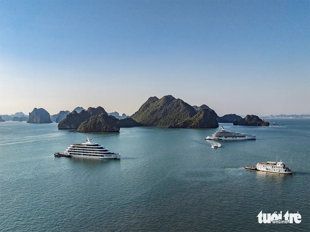 Du thuyền Hạ Long đắt khách dịp lễ 30-4