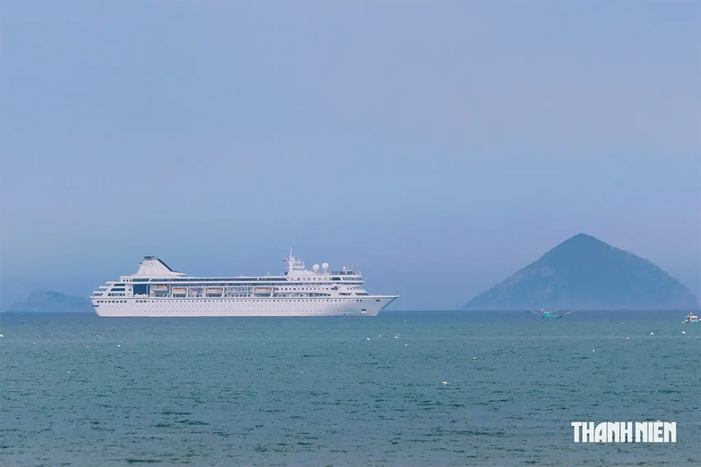 Vịnh Nha Trang lần đầu đón du thuyền 5 sao neo đậu qua đêm